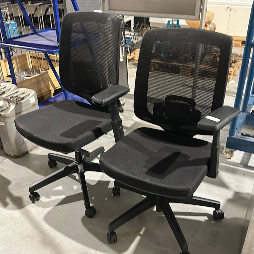 2x Gebruikte Ergonomische Bureaustoelen - Verstelbaar in Hoogte, Rug- en Armleuning - Veilingcoach.be