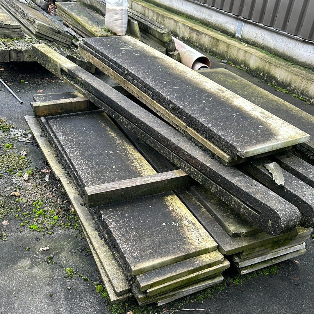 Partij betonblokken met metalen paal voor omheining - Veilingcoach.be