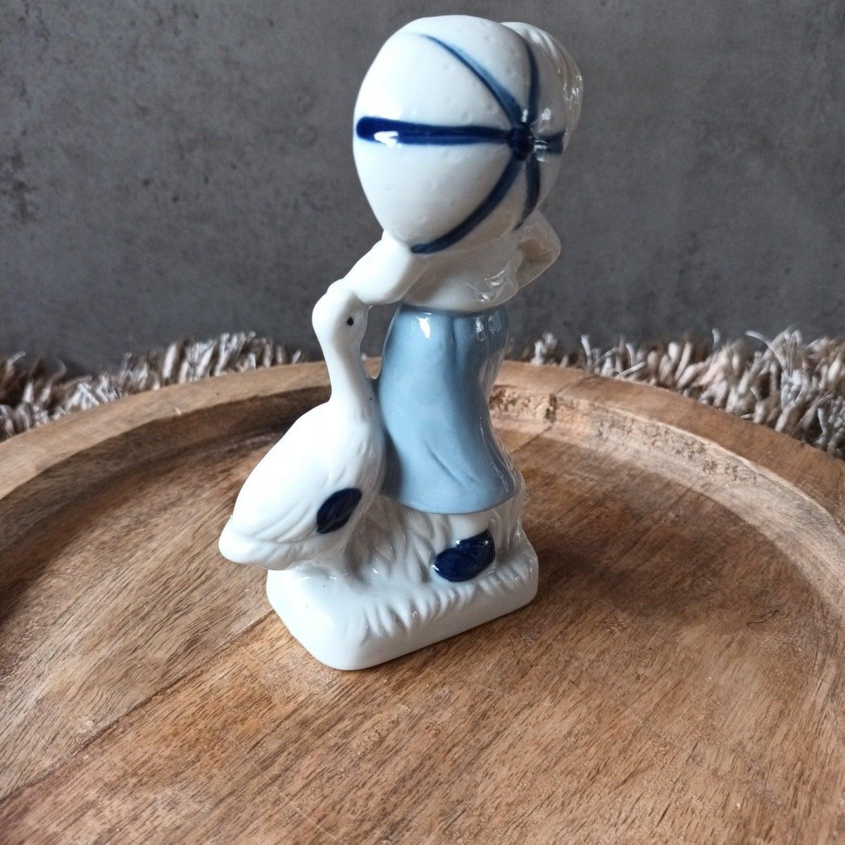 Vintage Delftsblauw beeld - meisje met gans. - Veilingcoach.be