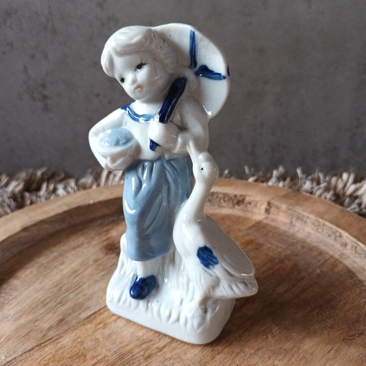 Vintage Delftsblauw beeld - meisje met gans. - Veilingcoach.be