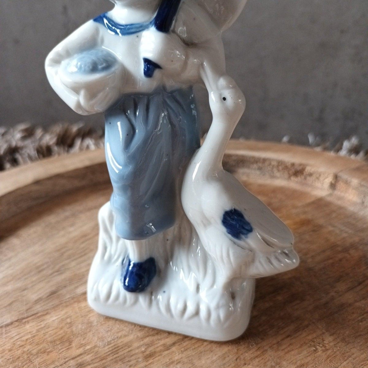 Vintage Delftsblauw beeld - meisje met gans. - Veilingcoach.be