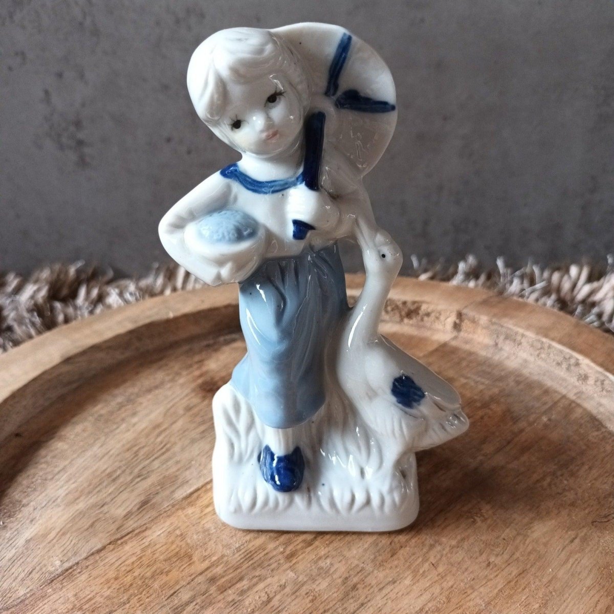 Vintage Delftsblauw beeld - meisje met gans. - Veilingcoach.be