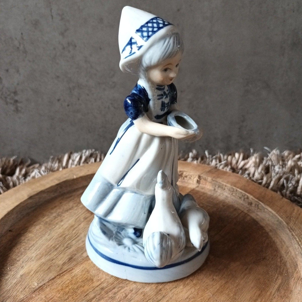 Vintage Delftsblauw beeld meisje voedert kippen. - Veilingcoach.be