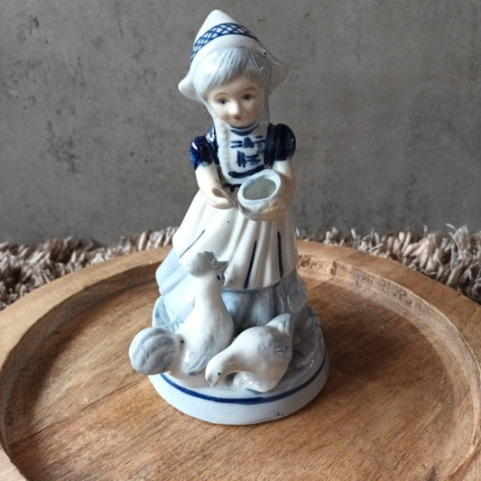 Vintage Delftsblauw beeld meisje voedert kippen. - Veilingcoach.be