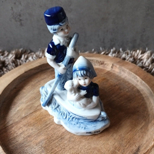 Vintage Delftsblauw beeld van jongen en meisje in boot. - Veilingcoach.be